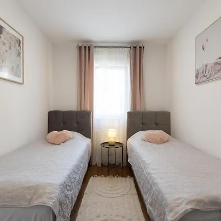 Lux Podstrana